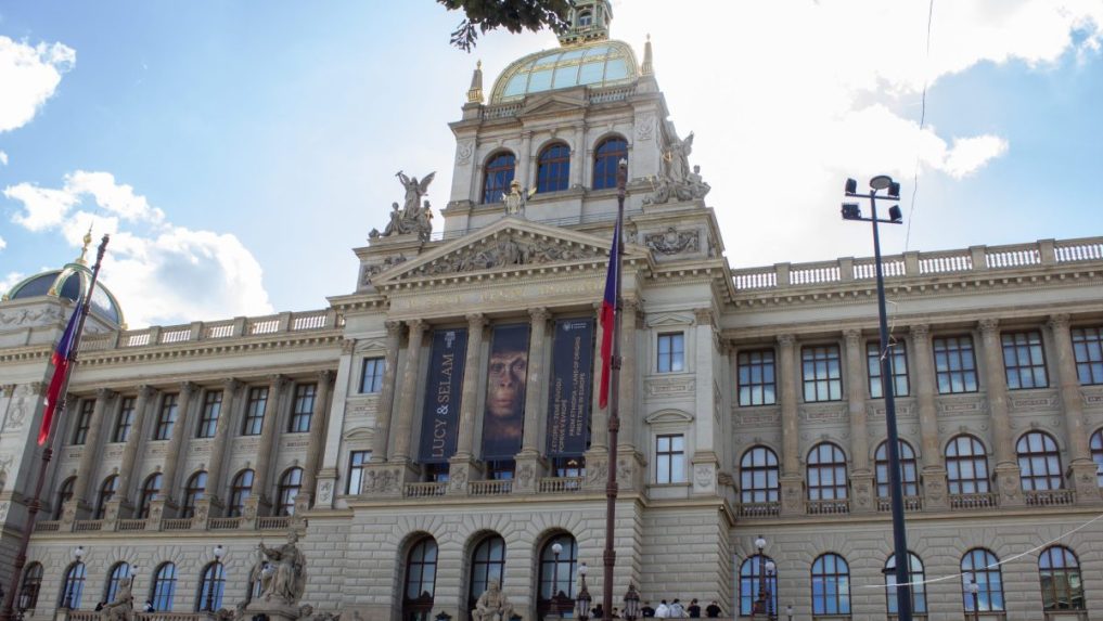 Na snímke historická budova Národného múzea v Prahe s upútavkou na novú expozíciu.