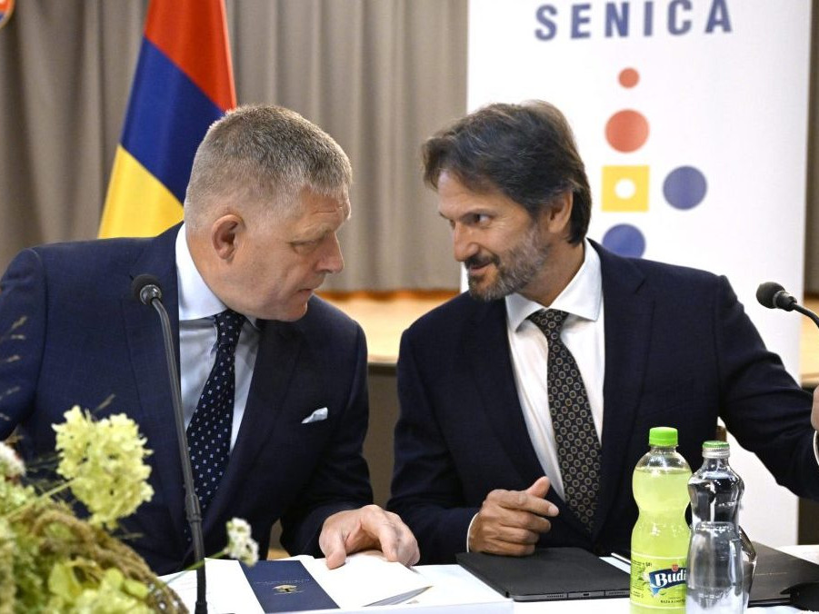 Sprava minister obrany Robert Kaliňák a premiér Robert Fico.