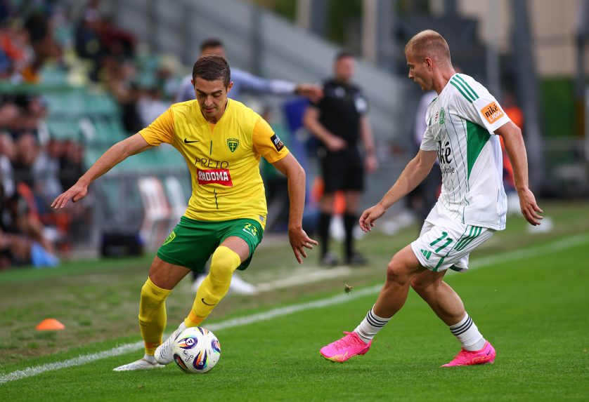 Michal Faško (Žilina) a Stanislav Olejník (Prešov) bojujú o loptu v zápase 2. kola futbalovej Niké ligy.