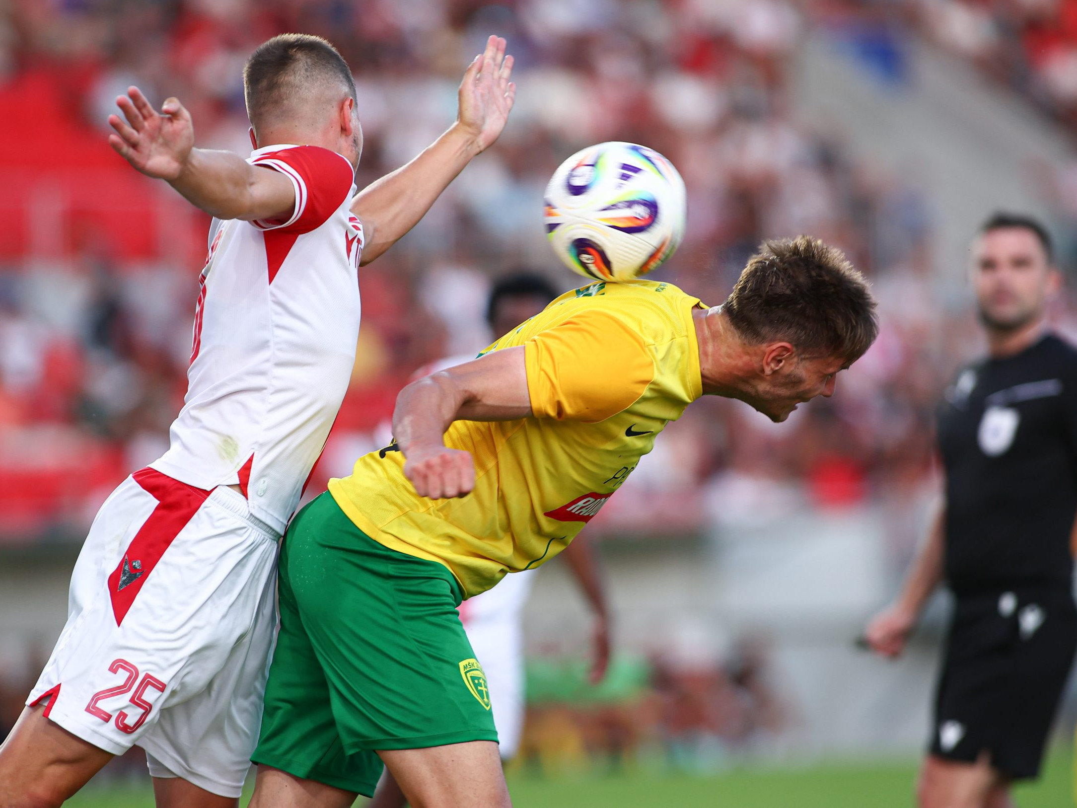 Marko Roginič (Žilina) a Lukáš Skovajsa (Trenčín) bojujú o loptu
