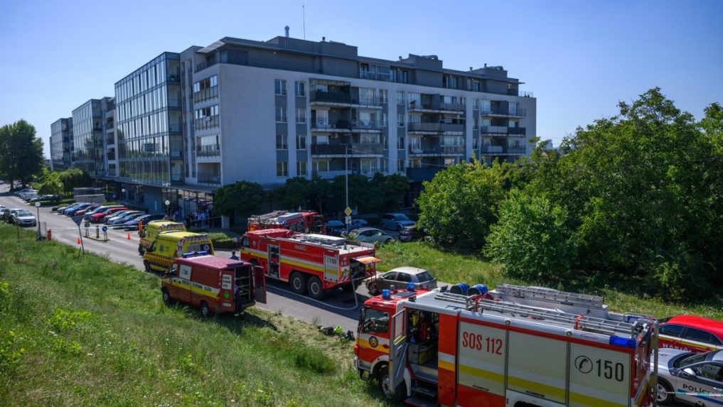 Na snímke hasiči a sanitky na mieste požiaru v bratislavskej mestskej časti Ružinov v utorok 19. augusta 2025.