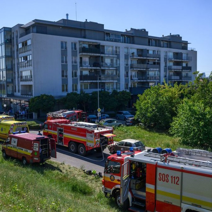 Na snímke hasiči a sanitky na mieste požiaru v bratislavskej mestskej časti Ružinov v utorok 19. augusta 2025.