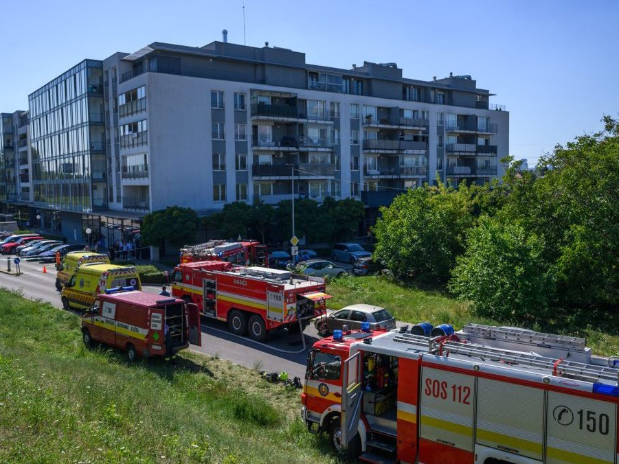 Na snímke hasiči a sanitky na mieste požiaru v bratislavskej mestskej časti Ružinov v utorok 19. augusta 2025.