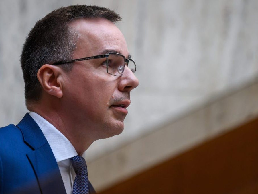 Minister práce Erik Tomáš.