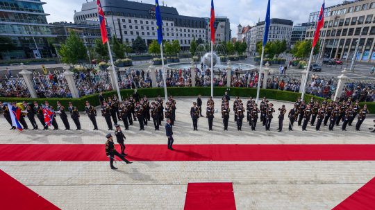 Prezident Peter Pellegrini a nastúpená čestná stráž počas Dňa otvorených dverí.