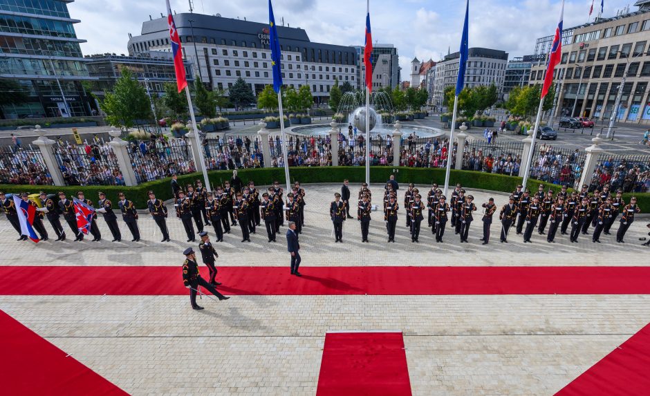Prezident Peter Pellegrini a nastúpená čestná stráž počas Dňa otvorených dverí.