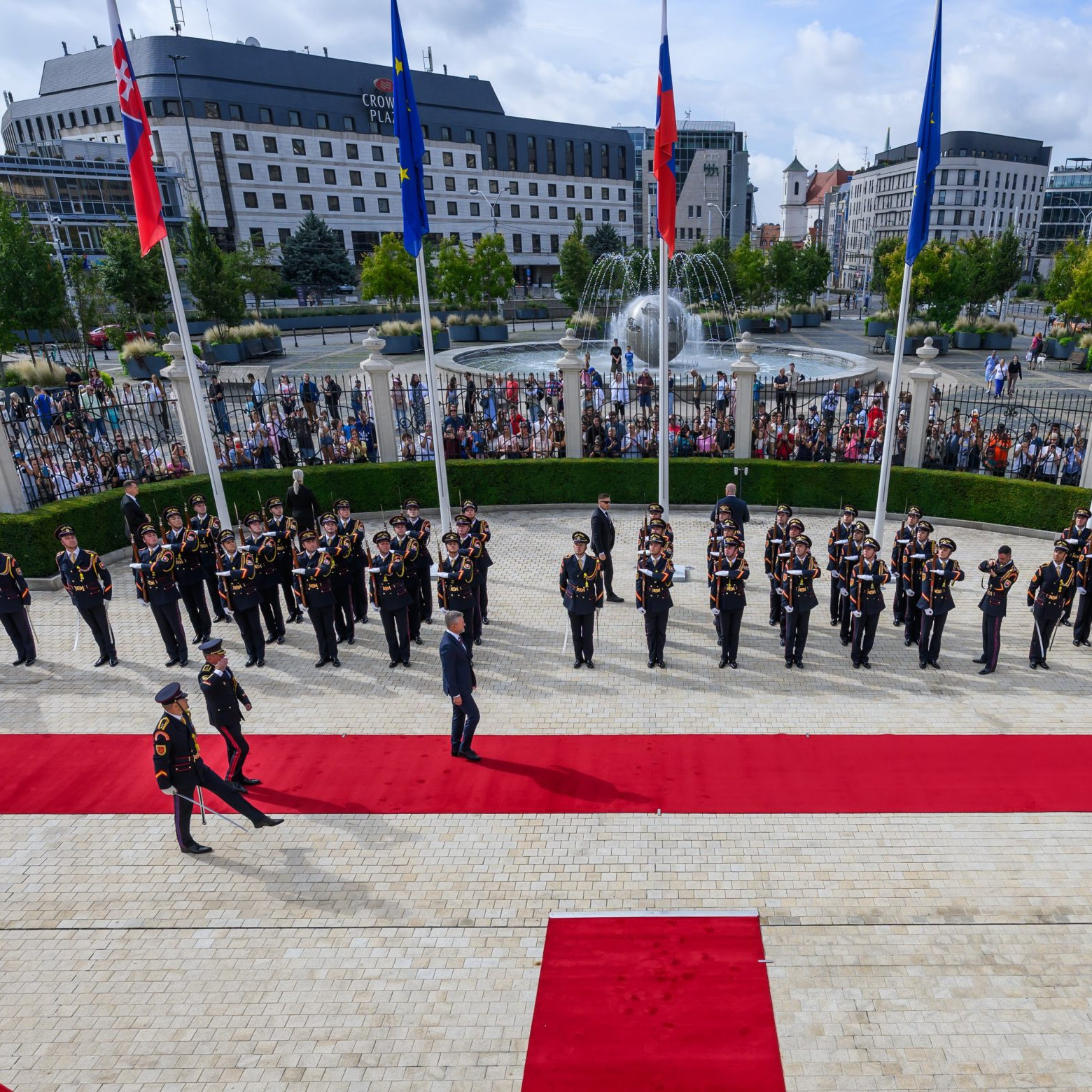 Prezident Peter Pellegrini a nastúpená čestná stráž počas Dňa otvorených dverí.
