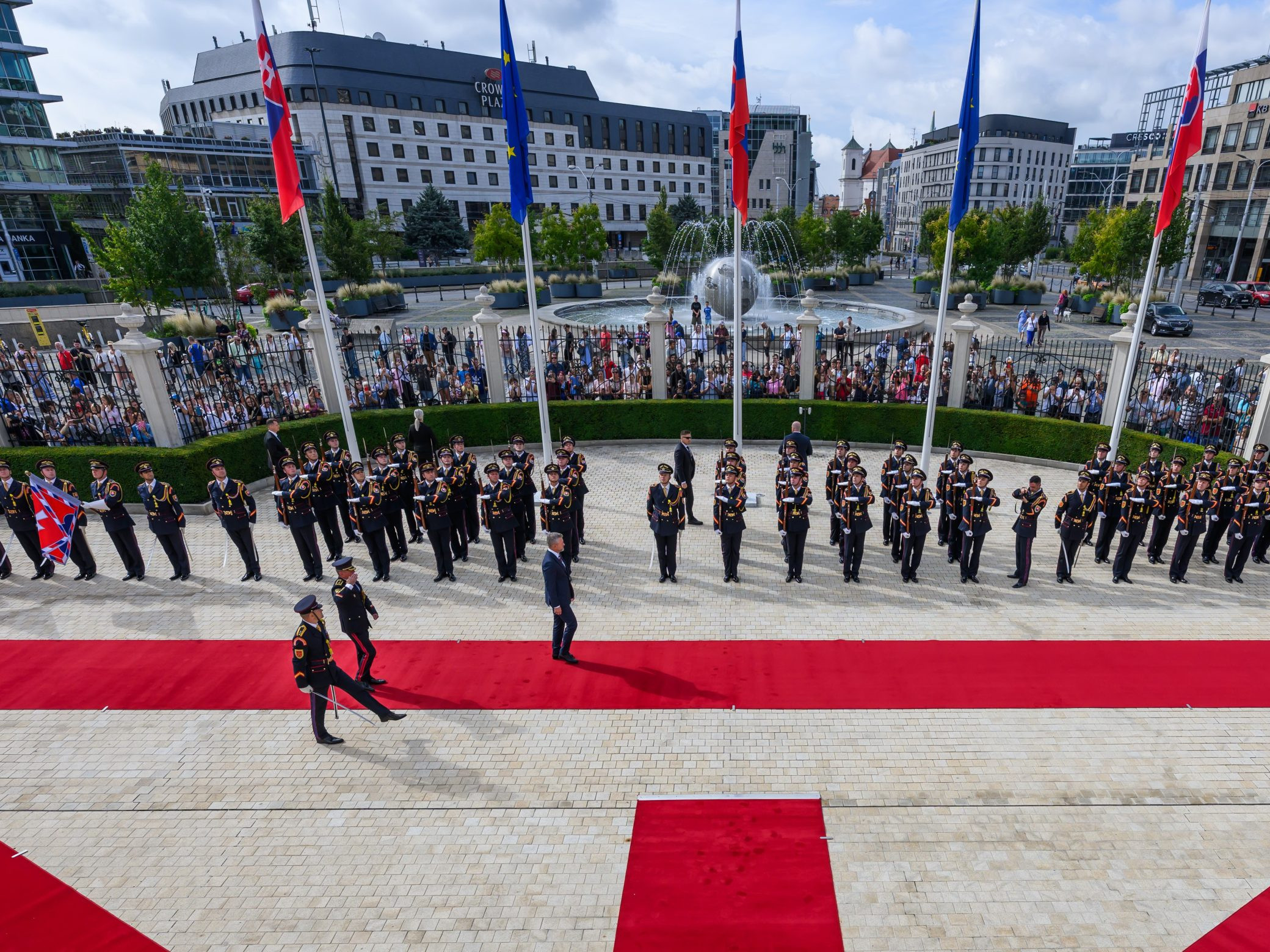 Prezident Peter Pellegrini a nastúpená čestná stráž počas Dňa otvorených dverí.