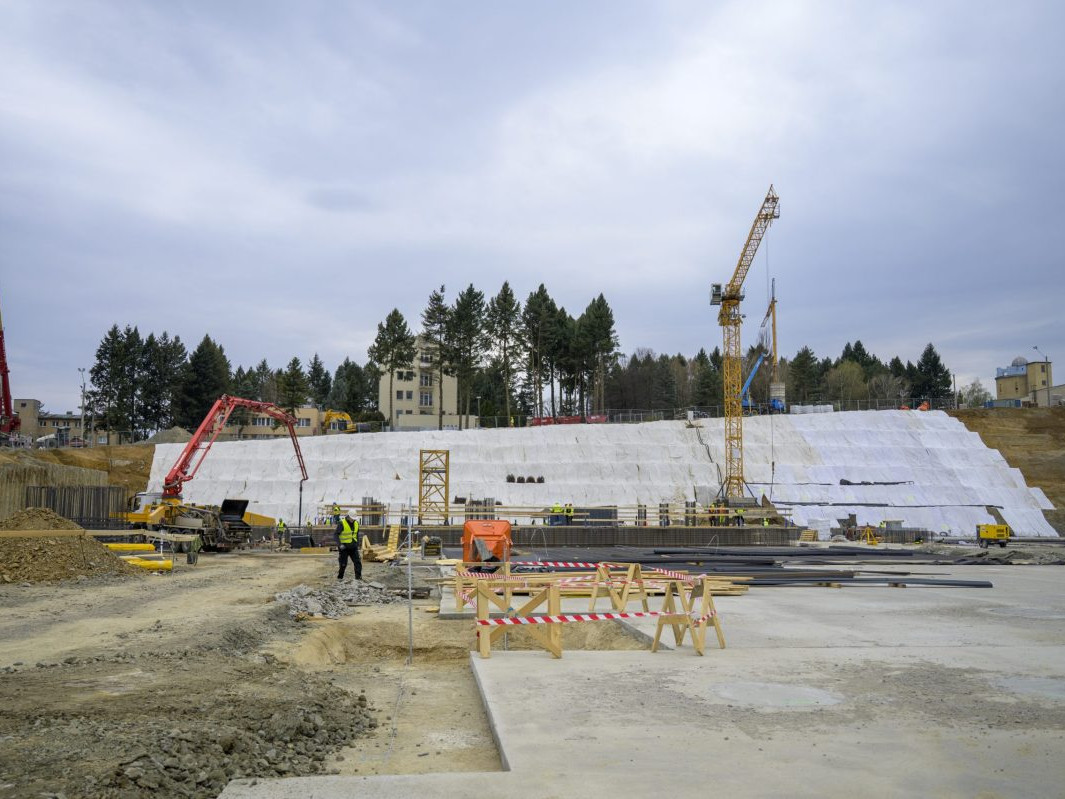 Na snímke výstavba novej vojenskej nemocnice v Prešove.