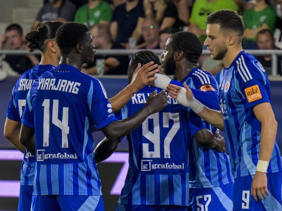 Hráči Slovana Bratislava sa tešia z gólu.