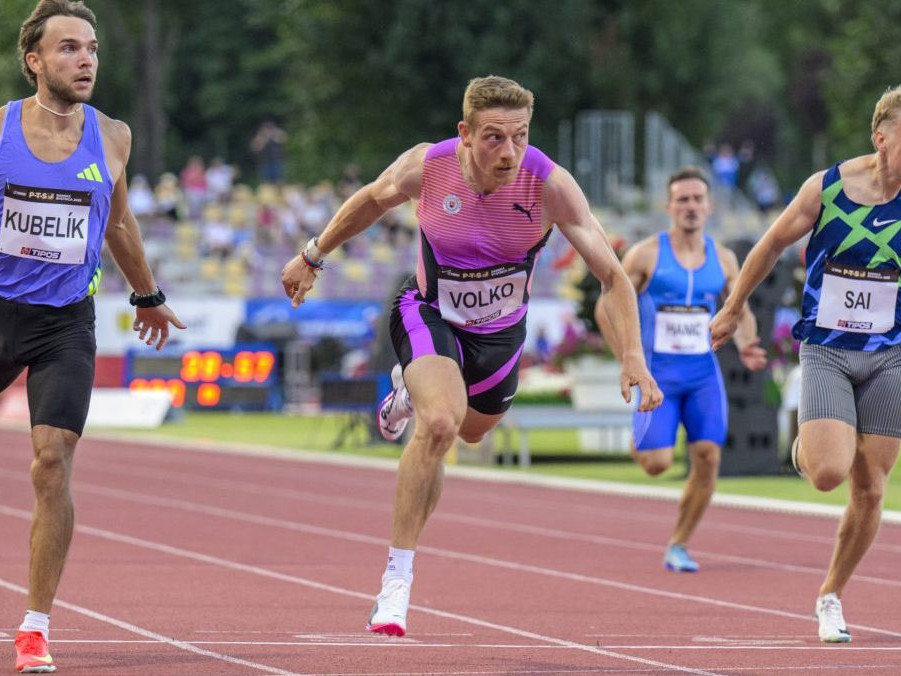 Na snímke v strede Ján Volko (Slovensko) víťazí v behu na 200 metrov.