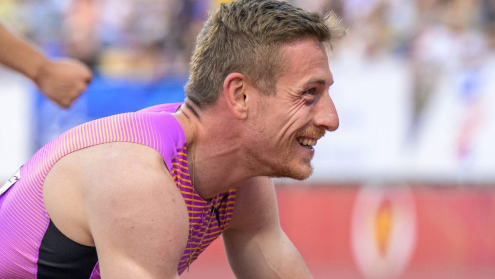 Na snímke Ján Volko (Slovensko) sa teší z víťazstva v behu na 200 metrov počas 60. ročníka atletického mítingu Tipos P-T-S v Banskej Bystrici 8. augusta 2025.