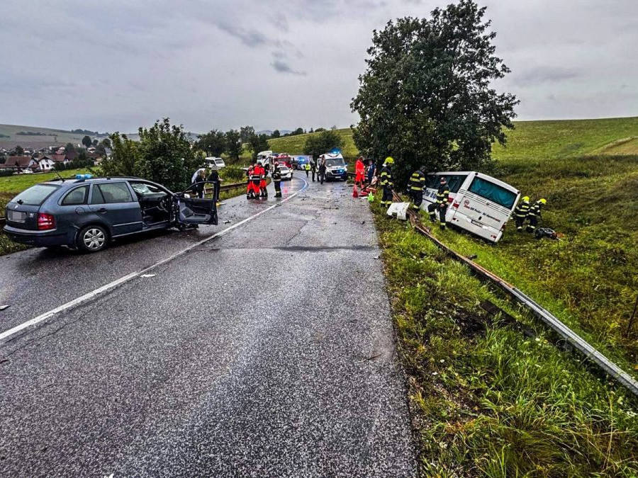 Na snímke miesto zrážky autobusu a auta.