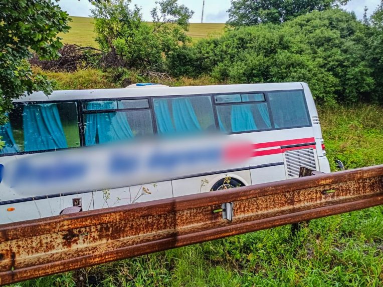 Na snÃƒÂ­mke autobus mimo cesty po nehode s autom.