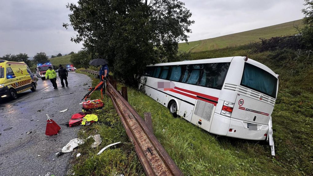 Na snÃƒÂ­mke autobus mimo cesty.