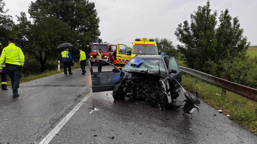 Na snímke auto po nehode.