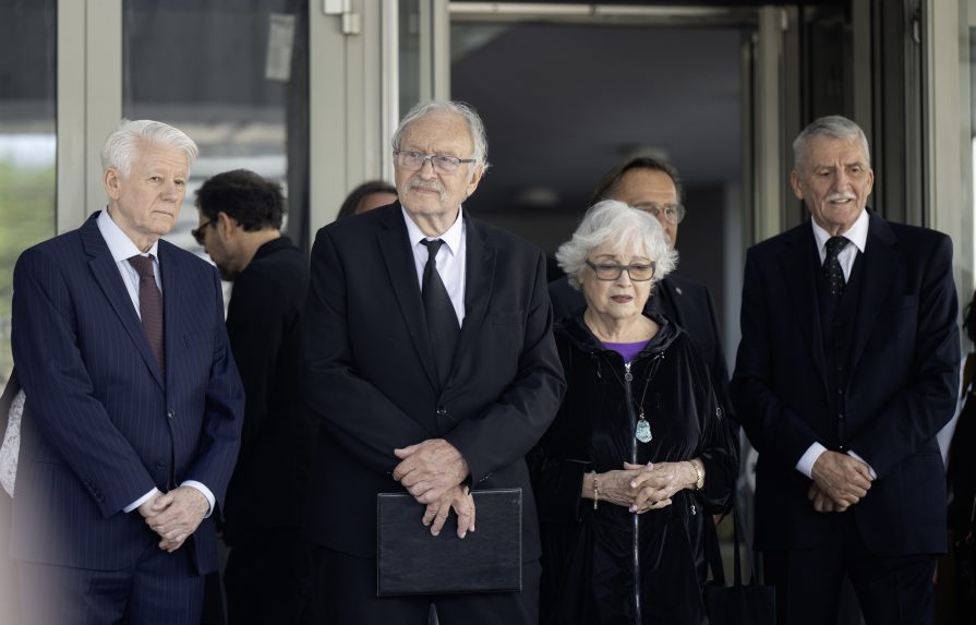 Na snímke zľava herci Emil Horváth, František Kovár, Božidara Turzonovová, Jozrf Vajda a Martin Huba.