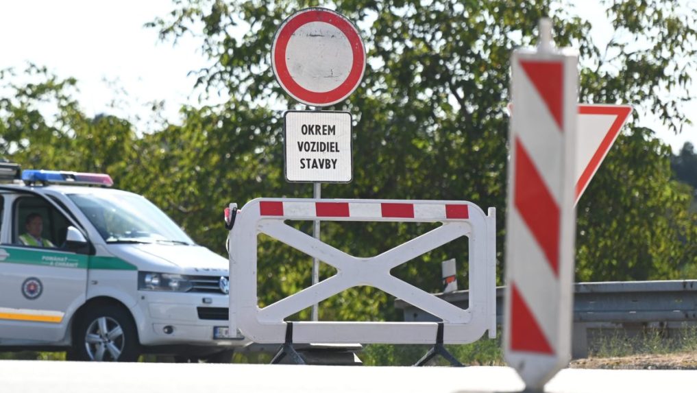 a snímke policajti pri uzatvorenom nájazde na diaľnicu D1 smerom do Bratislavy pri Senci.