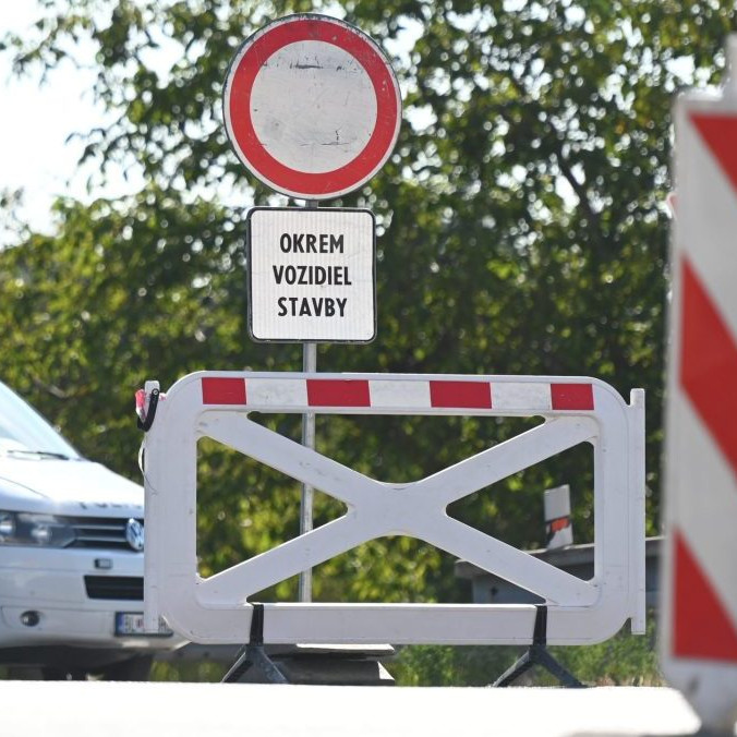 a snímke policajti pri uzatvorenom nájazde na diaľnicu D1 smerom do Bratislavy pri Senci.