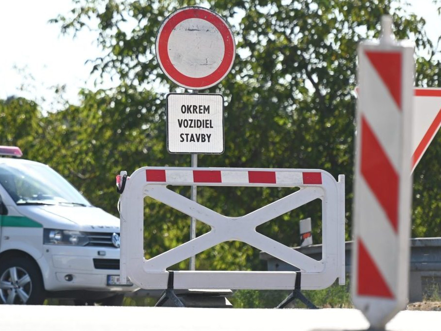 a snímke policajti pri uzatvorenom nájazde na diaľnicu D1 smerom do Bratislavy pri Senci.