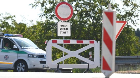a snímke policajti pri uzatvorenom nájazde na diaľnicu D1 smerom do Bratislavy pri Senci.
