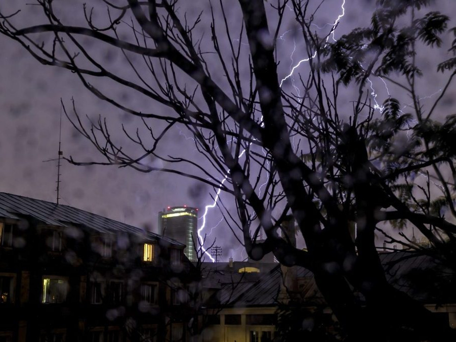 Blesky nad budovou NBS počas búrky v Bratislave.