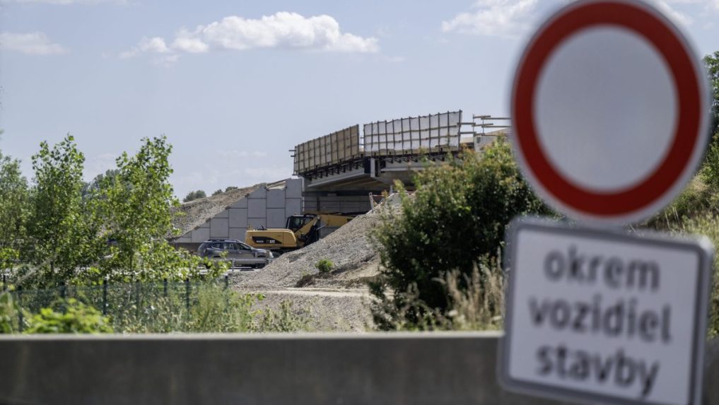 Stavebné práce na novom moste nad diaľnicou D1 v Bratislave.
