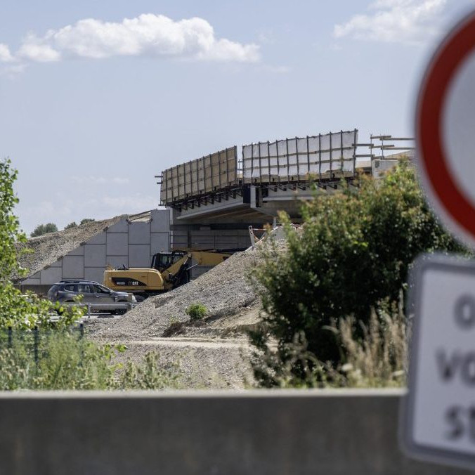 Stavebné práce na novom moste nad diaľnicou D1 v Bratislave.