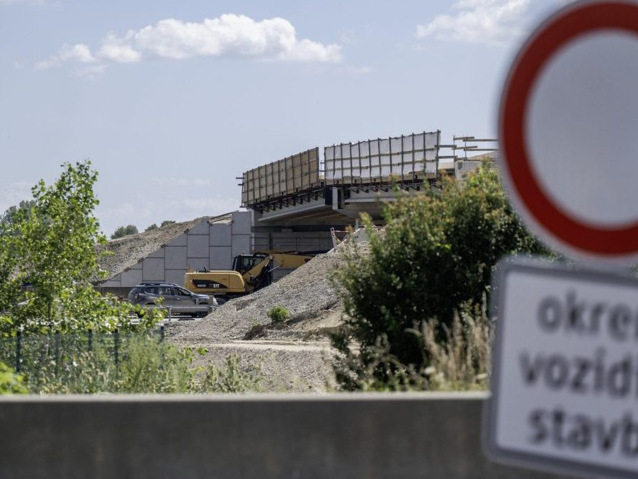 Stavebné práce na novom moste nad diaľnicou D1 v Bratislave.