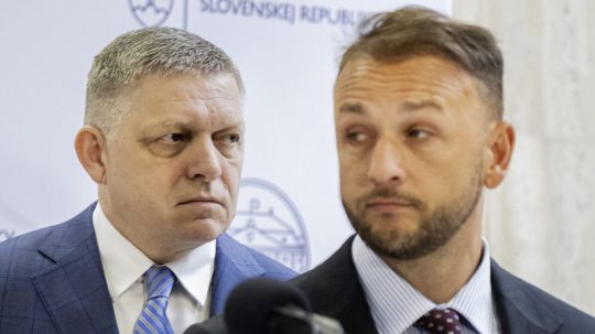 Zľava premiér Robert Fico a minister vnútra Matúš Šutaj Eštok.