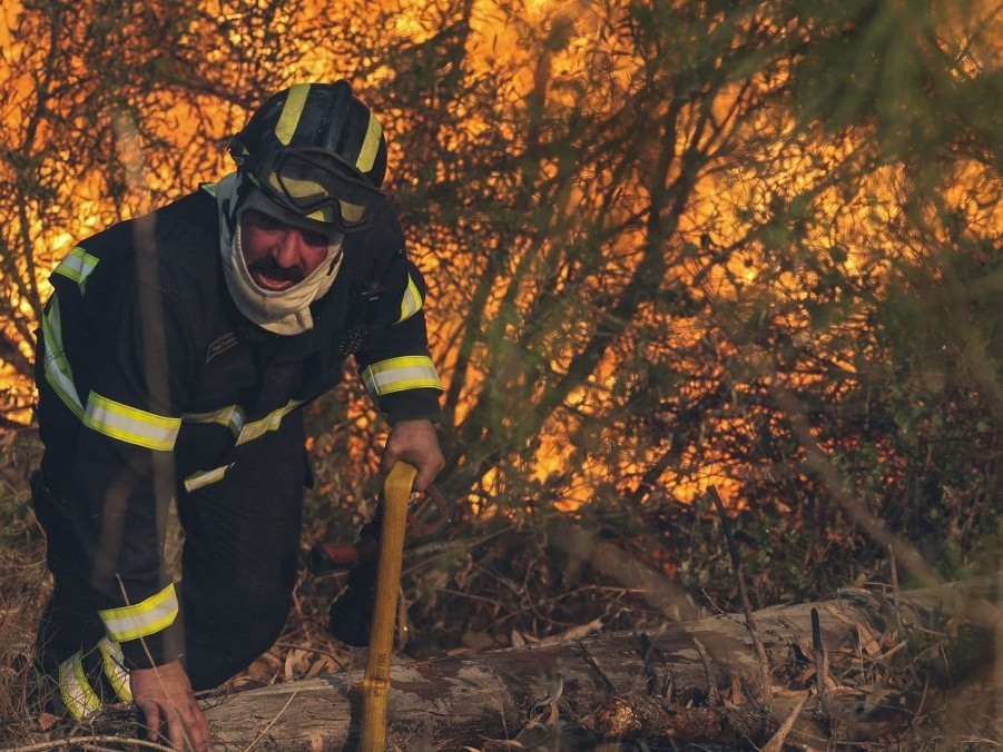 Na snímke hasič bojuje s požiarom v Portugalsku.