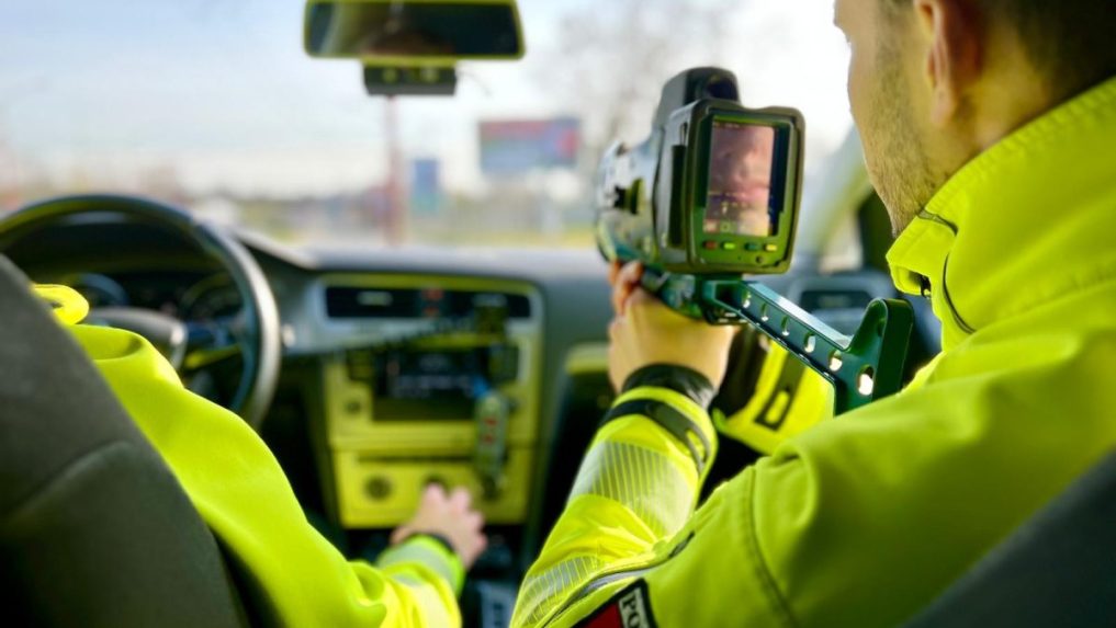 Na snímke policajti merajú rýchlosť.