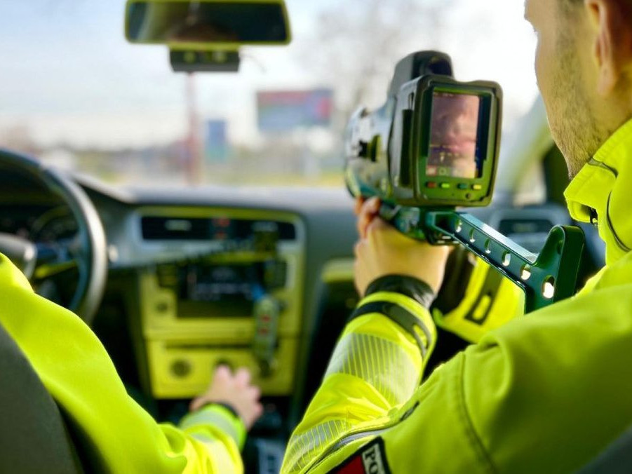 Na snímke policajti merajú rýchlosť.