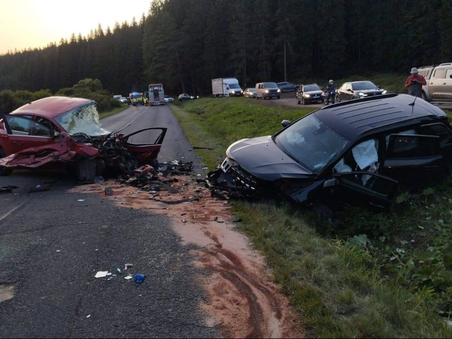 Pri vážnej nehode na Orave sa zranili tri osoby: Zasahovať museli aj dva vrtuľníky