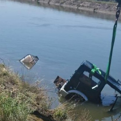 Auto s prívesom sa zosunulo do vodného kanála v Beluši. Tragickú nehodu neprežil muž (†73)