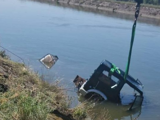 Auto s prívesom sa zosunulo do vodného kanála v Beluši. Tragickú nehodu neprežil muž (†73)