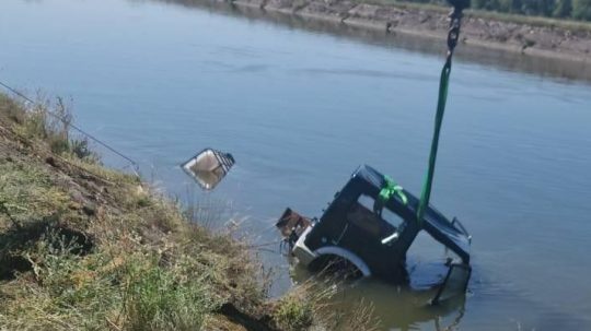 Auto s prívesom sa zosunulo do vodného kanála v Beluši. Tragickú nehodu neprežil muž (†73)