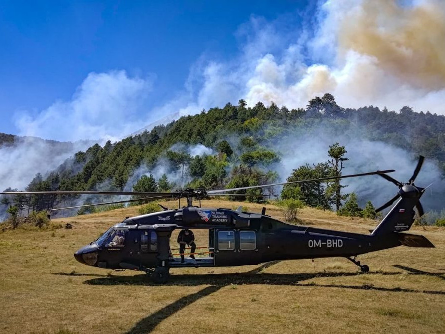 Na snímke vrtuľník, ktorý zasahuje pri požiari v Albánsku.