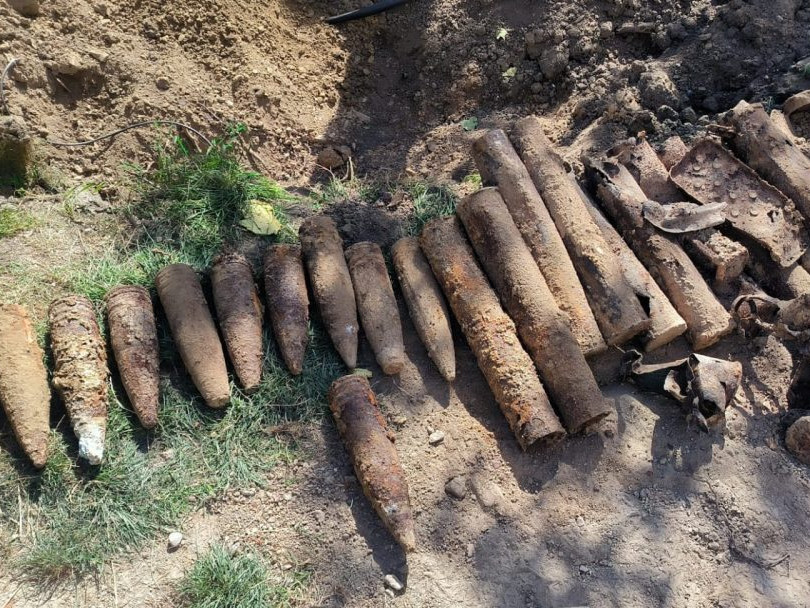 Na snímke delostrelecká munícia nájdená v Bratislave.