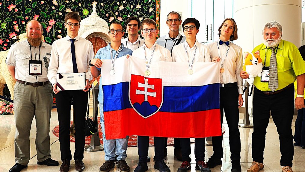 Slovenská reprezentácia po vyhlásení výsledkov na Medzinárodnej olympiáde z astronómie a astrofyziky IOAA 2025 v Indii ovenčená medailami.