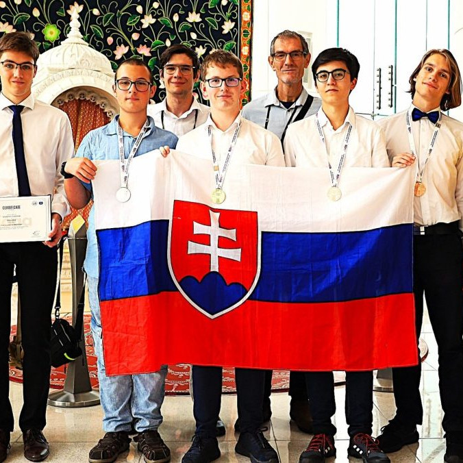 Slovenská reprezentácia po vyhlásení výsledkov na Medzinárodnej olympiáde z astronómie a astrofyziky IOAA 2025 v Indii ovenčená medailami.