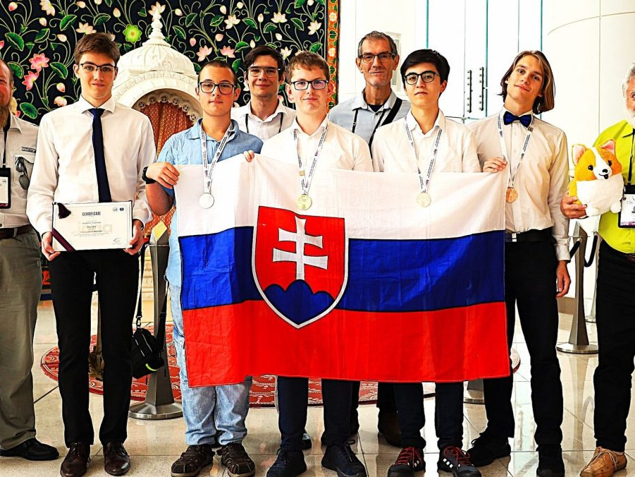 Slovenská reprezentácia po vyhlásení výsledkov na Medzinárodnej olympiáde z astronómie a astrofyziky IOAA 2025 v Indii ovenčená medailami.