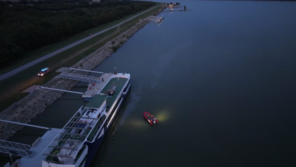 Na snímke únik ropy Z odstavenej lode na Dunaji pri Čilistove.
