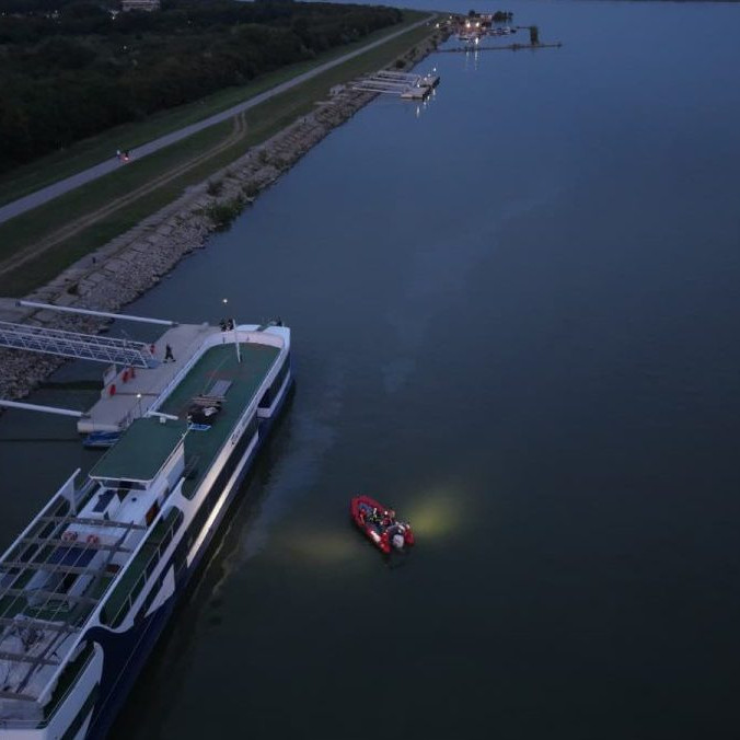 Na snímke únik ropy Z odstavenej lode na Dunaji pri Čilistove.