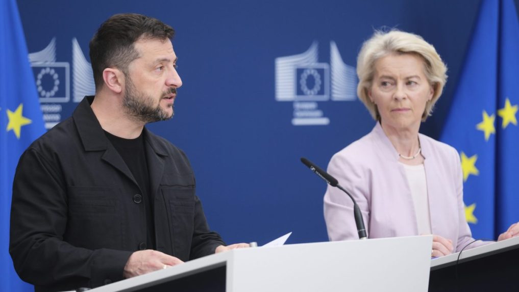 Ukrajinský prezident Volodymyr Zelenskyj (vľavo) a predsedníčka Európskej komisie Ursula von der Leyenová.
