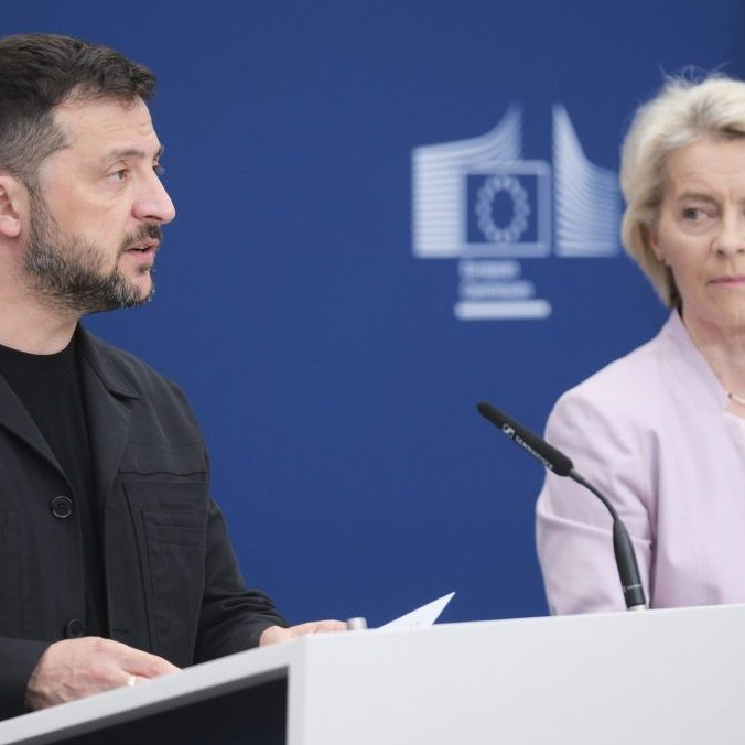 Ukrajinský prezident Volodymyr Zelenskyj (vľavo) a predsedníčka Európskej komisie Ursula von der Leyenová.