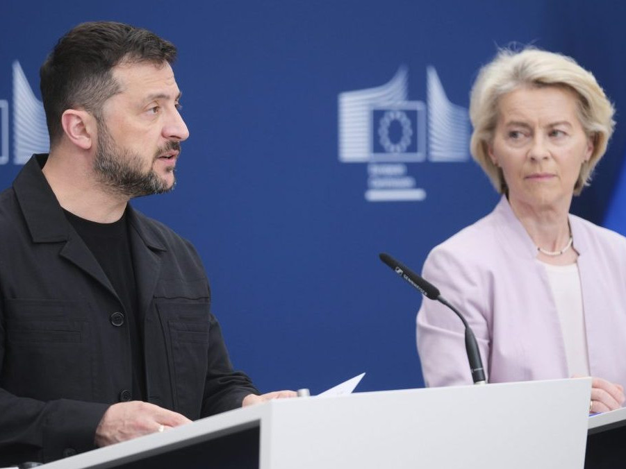 Ukrajinský prezident Volodymyr Zelenskyj (vľavo) a predsedníčka Európskej komisie Ursula von der Leyenová.
