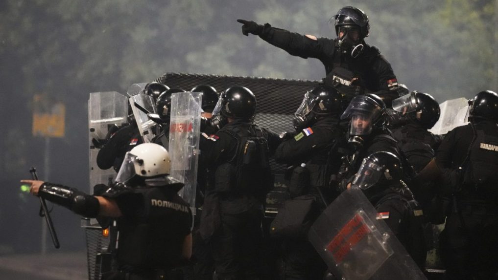 Poriadková polícia počas protestov v Srbsku.