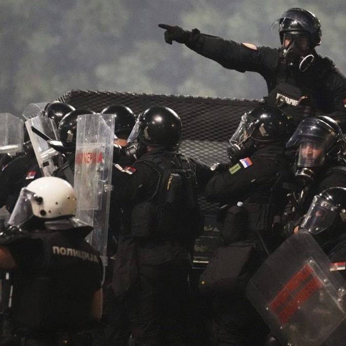 Poriadková polícia počas protestov v Srbsku.
