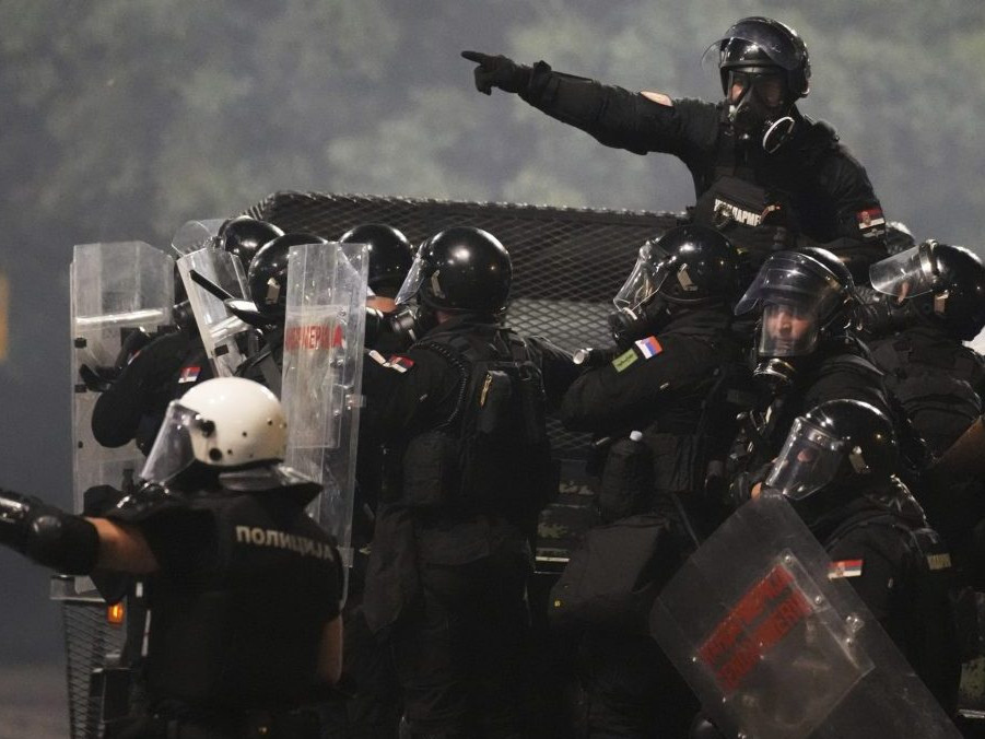 Poriadková polícia počas protestov v Srbsku.